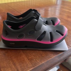OOFOS Women’s pink 11